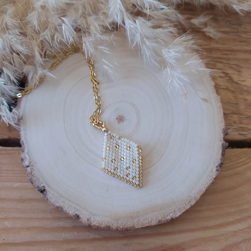 pendentif-tissage-losange-blanc